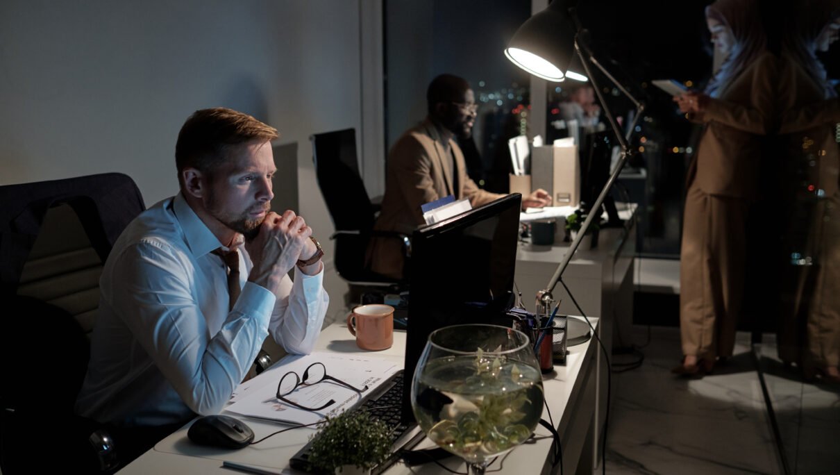 ¿Por qué una web bonita puede ser bonita y no vender? (y qué necesita una web profesional para generar clientes)